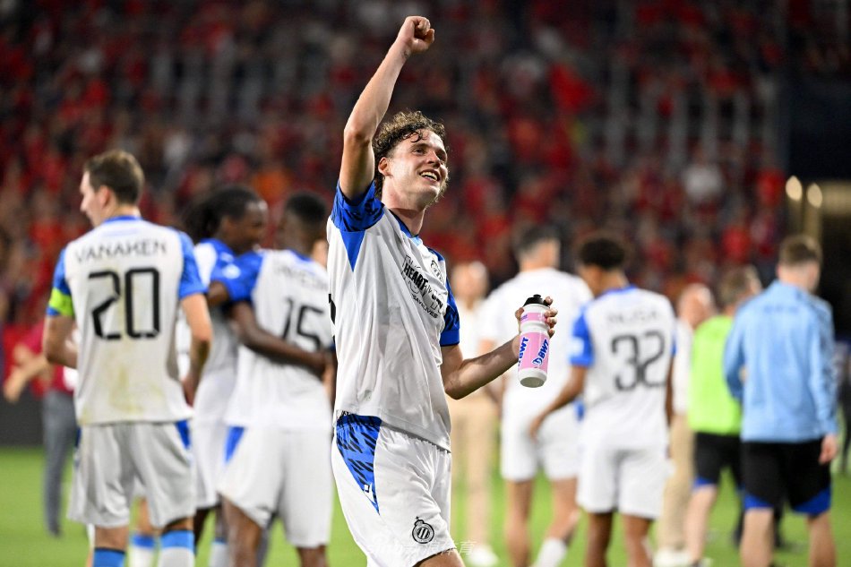 映了他一贯 映了他一贯